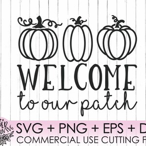 Könnte beinhalten: Schwarze und weiße Silhouette von drei Kürbissen mit dem Text "WELCOME to our patch" darunter. SVG-, PNG-, EPS- und DXF-Dateien für die kommerzielle Nutzung zum Schneiden.