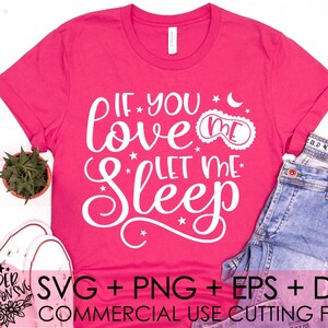 Puede incluir: Una camiseta rosa con el texto "If you love me let me sleep" en blanco. El texto est&aacute; en una fuente cursiva e incluye una peque&ntilde;a estrella y una luna creciente. La camiseta est&aacute; colocada sobre una superficie blanca con un par de zapatillas blancas y un par de pantalones vaqueros azules.