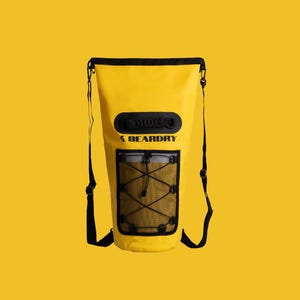 BearDry Gelber DryCarry Pro 15L wasserdichter Packsack - Roll-Top-Trockensack mit verstellbaren Trägern und Netztasche vorne