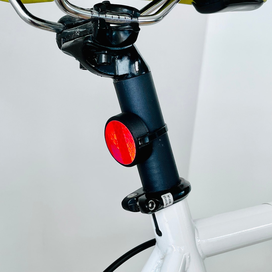 Réflecteur pour vélo lumineux 2 en 1 avec support AirTag intégré