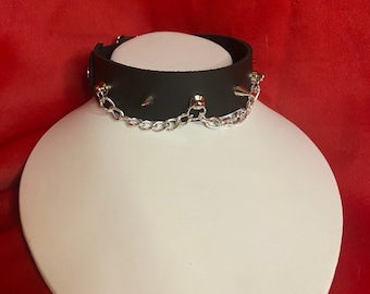 An odd affair choker