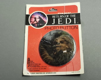 Vintage 1983 Star Wars Return of the Jedi CHEWBACCA Photo Pin Pinback Button - New on Card - Adam Joseph