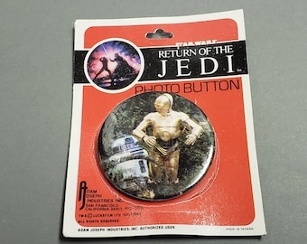 Vintage 1983 STAR WARS Return of the Jedi -C3PO & R2D2 Photo Pin Pinback Button - New on Card - Adam Joseph