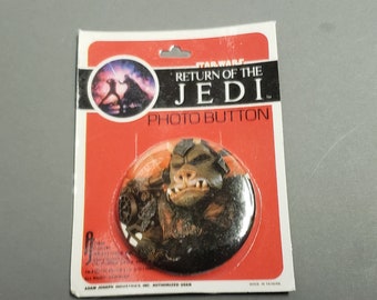 Vintage 1983 Star Wars Return of the Jedi GAMMOREAN Photo Pin Pinback Button - New on Card - Adam Joseph