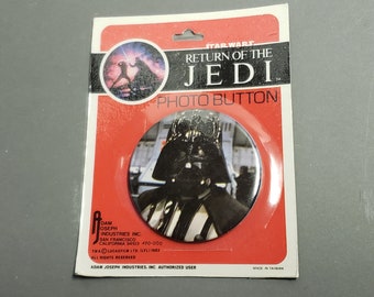 Vintage 1983 Star Wars Return of the Jedi DARTH VADER Photo Pin Pinback Button - New on Card - Adam Joseph