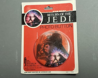 Vintage 1983 Star Wars Return of the Jedi FINAL BATTLE Photo Pin Pinback Button - New on Card - Adam Joseph