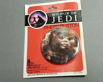 Vintage 1983 Star Wars Return of the Jedi EWOK Photo Pin Pinback Button - New on Card - Adam Joseph