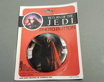 Vintage 1983 Star Wars Return of the Jedi RED GUARD Photo Pin Pinback Button - New on Card - Adam Joseph