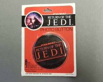 Vintage 1983 STAR WARS Return of the Jedi LOGO Photo Pin Pinback Button - New on Card - Adam Joseph