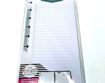 Puede incluir: Un paquete de 60 hojas de papel blanco rayado con un diseño gris y negro. El papel está etiquetado como "ingredientes para comprar" y "lista de la compra". El paquete es de The Happy Planner.
