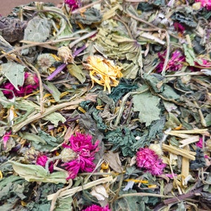 K&ouml;nnte beinhalten: Nahaufnahme einer Mischung aus getrockneten Kr&auml;utern und Bl&uuml;ten, darunter gr&uuml;ne Bl&auml;tter, gelbe Bl&uuml;tenbl&auml;tter und rosa Bl&uuml;ten.