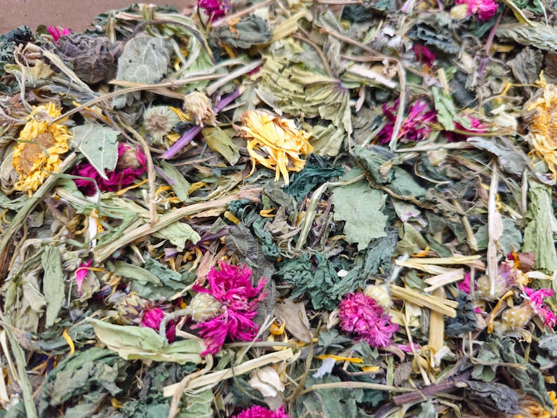 K&ouml;nnte beinhalten: Nahaufnahme einer Mischung aus getrockneten Kr&auml;utern und Bl&uuml;ten, darunter gr&uuml;ne Bl&auml;tter, gelbe Bl&uuml;tenbl&auml;tter und rosa Bl&uuml;ten.