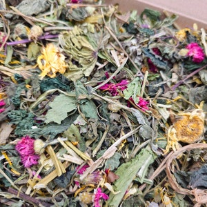 K&ouml;nnte beinhalten: Nahaufnahme einer Mischung aus getrockneten Kr&auml;utern und Bl&uuml;ten, darunter gr&uuml;ne Bl&auml;tter, gelbe Bl&uuml;tenbl&auml;tter und rosa Bl&uuml;ten.