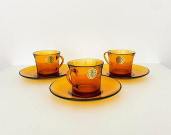 Vintage DURALEX Bernsteinfarbene Glastassen mit Untertassen / französische Teetassen / 1970er Jahre / 6er Set