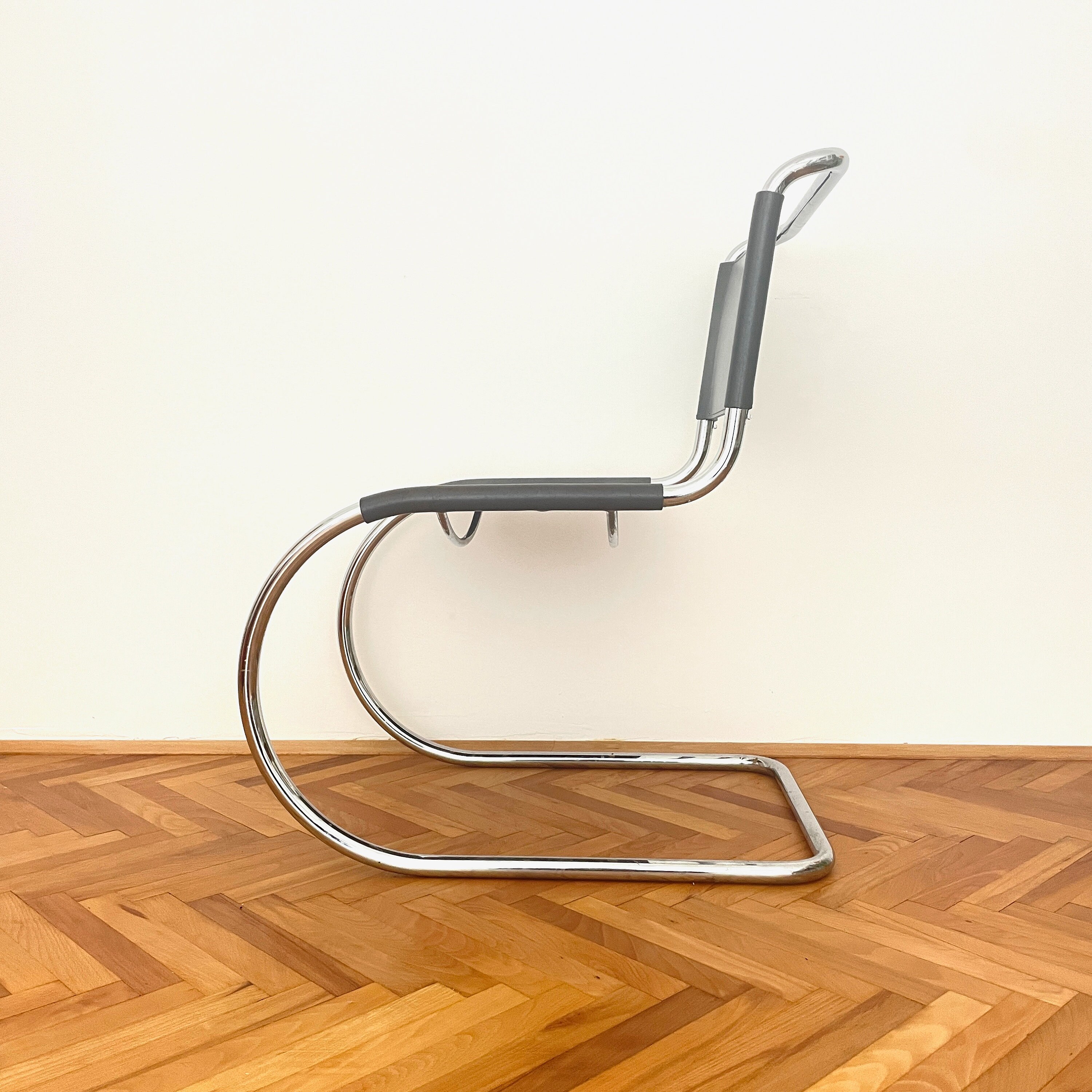 バウハウス風カンチレバーチェア ブラックレザー カンチレバーチェア ブラックレザー バウハウス風 Cantilever chair