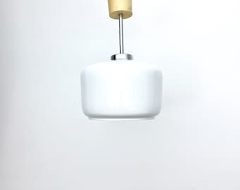 Lampa wisząca z opalowego szkła w stylu vintage / Mała lampa sufitowa z mlecznego szkła / MCM Lighting
