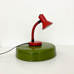 Vintage Schreibtischlampe / verstellbare Lampe aus rotem Metall und Kunststoff / 1980er Jahre / Veneta Lumi / Italien