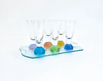 Vintage handgeblazen borrelglasset met dienblad / kleurrijk bubbelbargerei