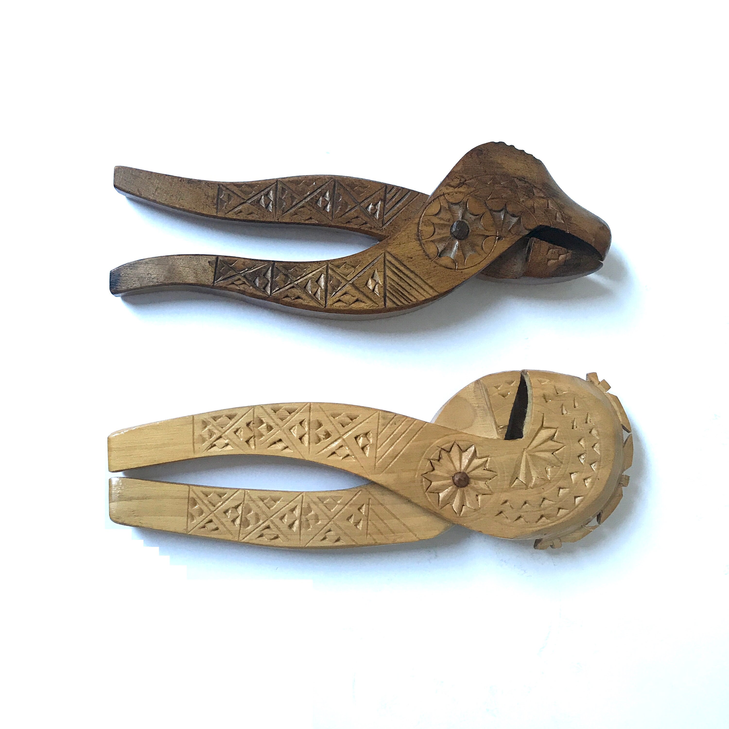Lot De 2 Casse-noix Anciens En Bois, XXe Siècle, Objet De Déco