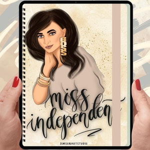 Puede incluir: Un planificador digital con un fondo marrón y una mujer con cabello castaño que lleva pendientes dorados y una camisa beige. El texto "miss independent" está escrito en cursiva negra en el planificador.