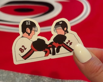 Jesperi Kotkaniemi & Seth Jarvis mit Welpen Carolina Hurricanes Aufkleber