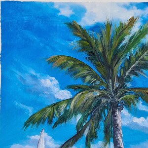 Puede incluir: Una pintura de una palmera con hojas verdes sobre un cielo azul con nubes blancas.