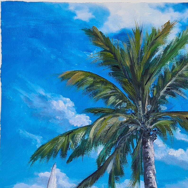Puede incluir: Una pintura de una palmera con hojas verdes sobre un cielo azul con nubes blancas.