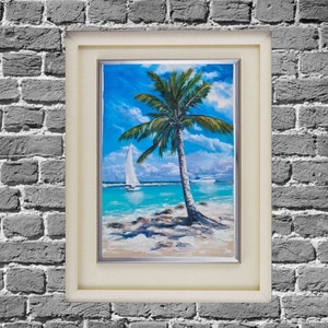 Puede incluir: Una pintura enmarcada que representa una escena de playa tropical con una palmera y un velero en la distancia. La pintura est&aacute; realizada en un estilo realista con colores vibrantes.