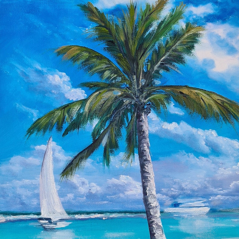 Puede incluir: Una pintura de una palmera con un velero en el fondo. El cielo es azul con nubes blancas. El agua es turquesa.