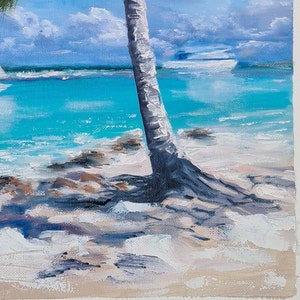 Puede incluir: Una pintura de una palmera en una playa con agua turquesa. El tronco del &aacute;rbol es blanco con una sombra gris oscura. La arena es blanca con algunos acentos marrones y rosados.