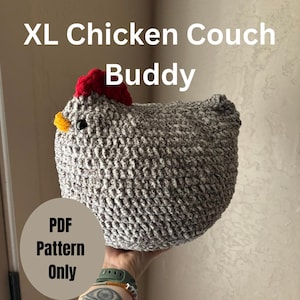 Könnte beinhalten: Ein grauer gehäkelter Hühner-Couch-Kumpel mit rotem Kamm und gelbem Schnabel. Der Text "XL Chicken Couch Buddy" und "PDF Pattern Only" ist im Bild sichtbar.