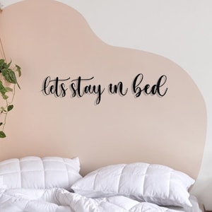 Schild für über dem Bett, Lets Stay in Bed Metallwandschild, über dem Bett Dekor