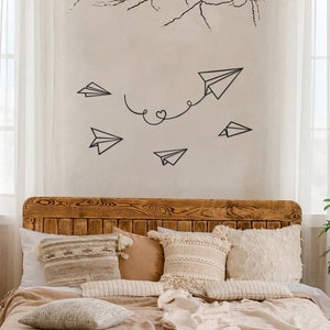 Arte murale in metallo con aeroplano di carta, disegno a linea singola per decorazioni murali in metallo, decorazioni sopra il letto, arte murale alla moda