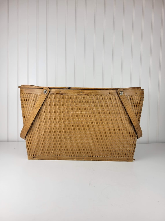Vintage woven picnic basket Gem