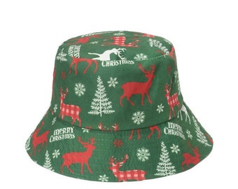 Peut inclure: Chapeau bob vert avec un motif de Noël représentant des rennes rouges, des flocons de neige blancs et des sapins verts. Le chapeau porte l'inscription "Merry Christmas" sur le bord.