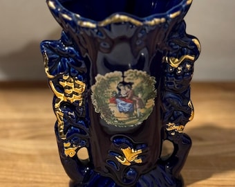 Vaso de porcelana azul cobalto vintage romântico - Cena de cortejo vitoriana com relevo dourado.