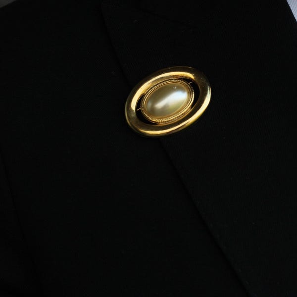 Vintage Oval Pearl Brooch with Gold Tone,Elegant Costume Jewelry,Mid-century Brooch Pin,Royal Wedding Fashion Pin,Statement Brooch for scarf