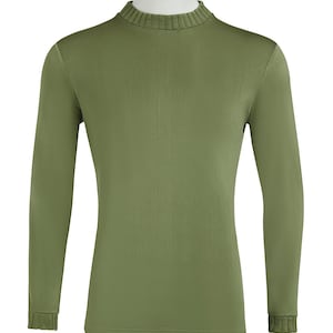 Puede incluir: Camiseta de manga larga verde oliva con cuello redondo y puños acanalados. La camiseta se muestra en un maniquí blanco. La tela parece ser un material ligero y liso, adecuado para usar en capas o para climas cálidos.