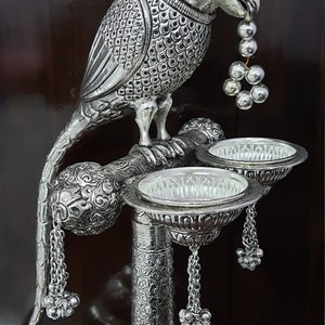 Metal Silver Plated Antique Handmade Parrot Stand For Home Decoration