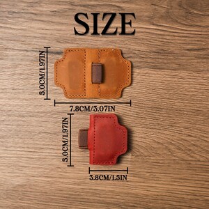 Puede incluir: Dos art&iacute;culos de cuero, uno marr&oacute;n y otro rojo, con bandas el&aacute;sticas. El art&iacute;culo marr&oacute;n mide 7,8 cm de largo y 5,0 cm de alto. El art&iacute;culo rojo mide 3,8 cm de largo y 5,0 cm de alto. La palabra "SIZE" est&aacute; arriba.