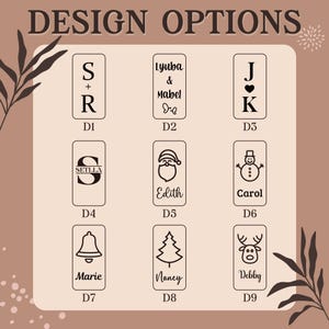 Puede incluir: Gr&aacute;fico beige con el texto "DESIGN OPTIONS" en la parte superior. Se muestran nueve opciones de dise&ntilde;o, cada una en un marco rectangular. Los dise&ntilde;os incluyen iniciales, nombres e ilustraciones navide&ntilde;as como Pap&aacute; Noel y un mu&ntilde;eco de nieve.