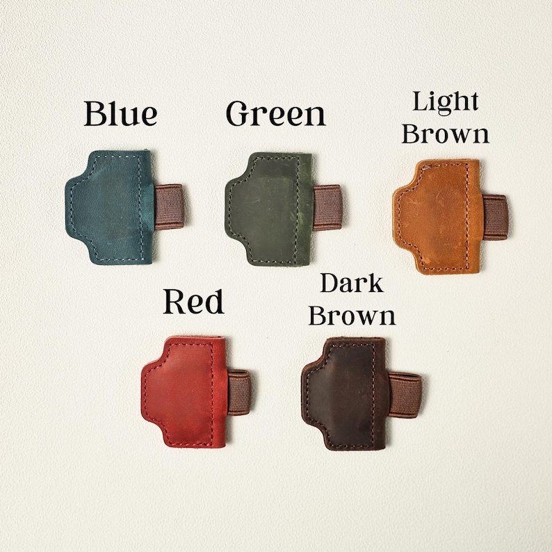 Puede incluir: Cinco portal&aacute;pices de cuero en azul, verde, marr&oacute;n claro, rojo y marr&oacute;n oscuro. Cada soporte tiene una banda el&aacute;stica. Las palabras "Azul", "Verde", "Marr&oacute;n claro", "Rojo" y "Marr&oacute;n oscuro" est&aacute;n impresas encima de cada soporte.