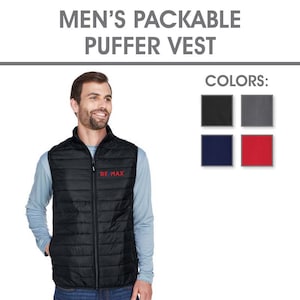 Puede incluir: Un chaleco acolchado negro con cierre de cremallera y un logotipo de RE/MAX bordado en el pecho. El chaleco es plegable y tiene un cuello alto. Colores disponibles: negro, gris, azul marino y rojo.