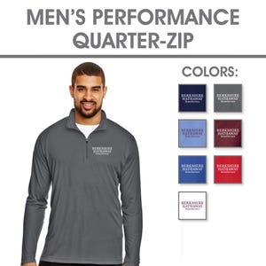 Op de afbeelding: Een performance quarter-zip pullover in antracietgrijs met de tekst "Berkshire Hathaway HomeServices" geborduurd op de linkerborst. Het shirt is verkrijgbaar in verschillende kleuren, waaronder marineblauw, lichtblauw, rood en wit.