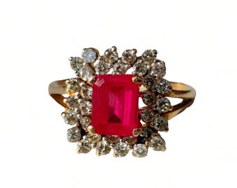 Anillo con halo de rubí y diamantes de talla esmeralda de estilo eduardiano