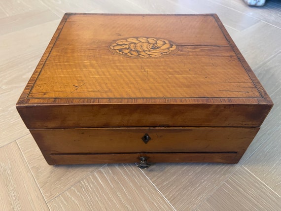 Antique 19th Century Walnut and Fruitwood Shell Inlay… - Gem