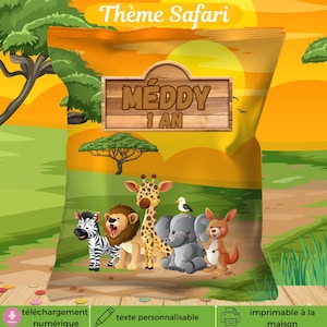 May include: A party favor bag with a safari theme. The bag features illustrations of a zebra, lion, giraffe, elephant, and kangaroo. The bag has the text "Thème Safari" and a wooden sign that says "MÉDDY 1 AN".