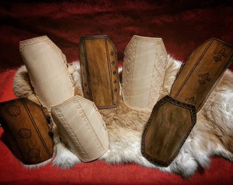 Protección de antebrazo de piel para arqueros basada en modelos históricos y grabados del siglo XV. Hecho a mano