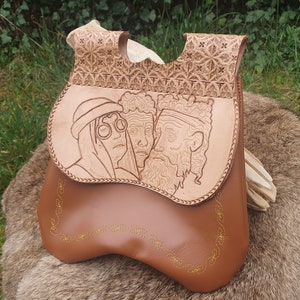 Escarcelle médiéval double poche en cuir type 15ème siècle avec croquis de Pisanello gravé, pièce unique, fais main image 1