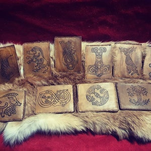 Porte carte, étui à billet et carte en cuir avec illustration celtique et scandinave/viking gravé,  fais main, customisable